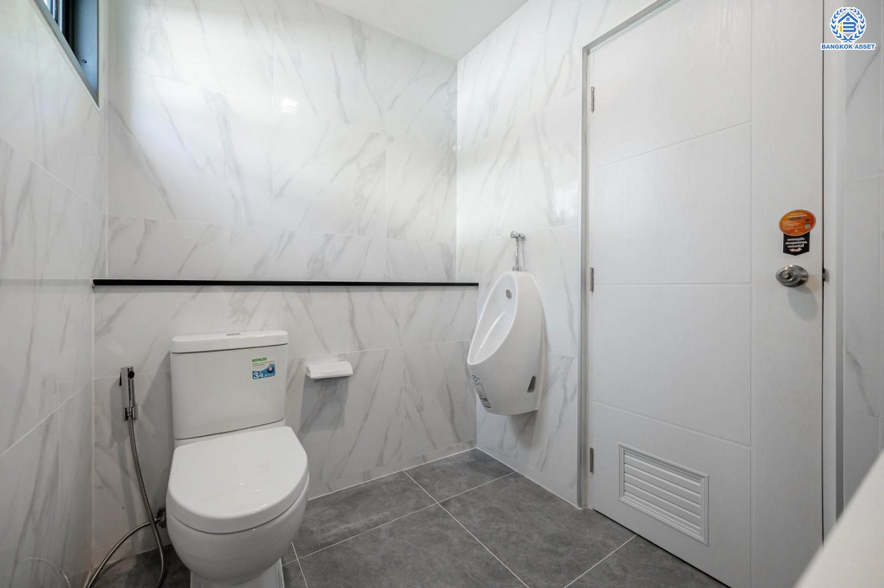 บ้านเดี่ยวฟิลคฤหาสน์มือสองตกแต่งใหม่ แบรนด์ LH ดีไซน์สุดหรูหรา โครงการ ลดาวัลย์ ปิ่นเกล้า เนื้อที่ 178.6 ตร.ว. บนพื้นที่ใช้สอยถึง 651.84 ตร.ม. ฟังก์ชันจัดเต็ม 5 ห้องนอน 7 ห้องน้ำ  1 ห้องแม่บ้าน จอดรถได้ถึง 3 คัน ทำเลศักยภาพติดถนนบรมราชชนนี เชื่อมต่อหลายเส้นทาง ใกล้มหาวิทยาลัยมหิดล และเซ็นทรัลศาลายา